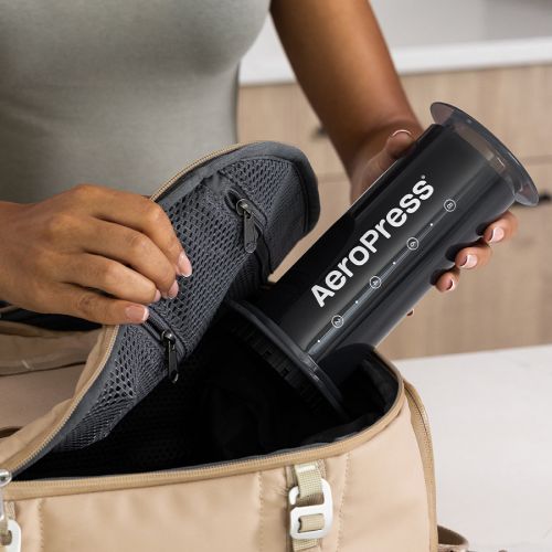 AeroPress XL kommt in eine Tasche